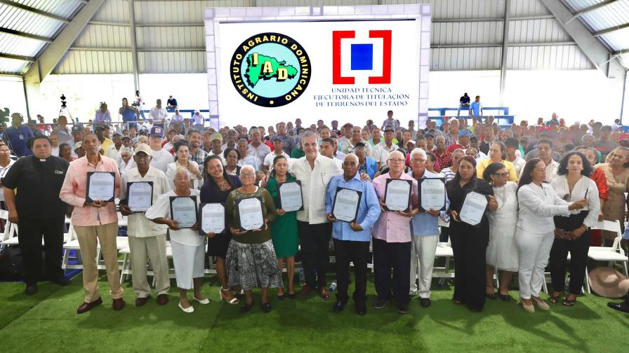 Abinader entrega 723 títulos en Las Lagunas de Nisibón, provincia La Altagracia