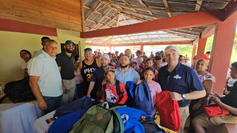 Basílica Medical y Fundación Bartolo Colón donan cientos de mochilas con útiles  en Altamira