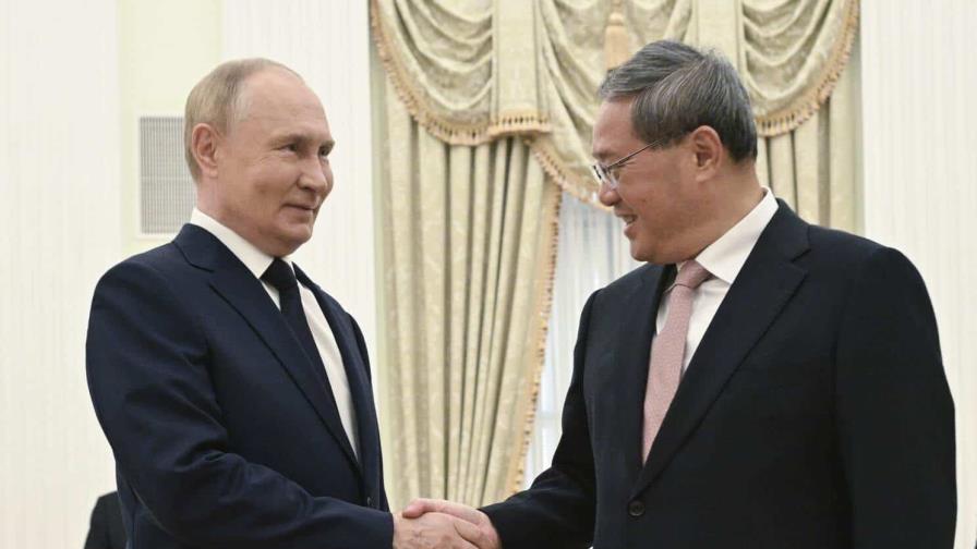 Putin se reúne con primer ministro chino mientras Moscú y Beijing estrechan su relación