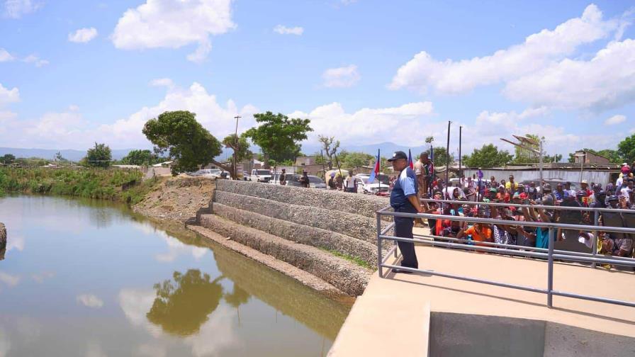 El primer ministro de Haití visita el canal sobre el río Masacre en Juana Méndez