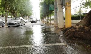 Fuga de agua afecta el tránsito en avenida del Distrito Nacional