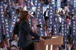 Harris se presenta como el contrapunto a un Trump sin límites al aceptar la nominación