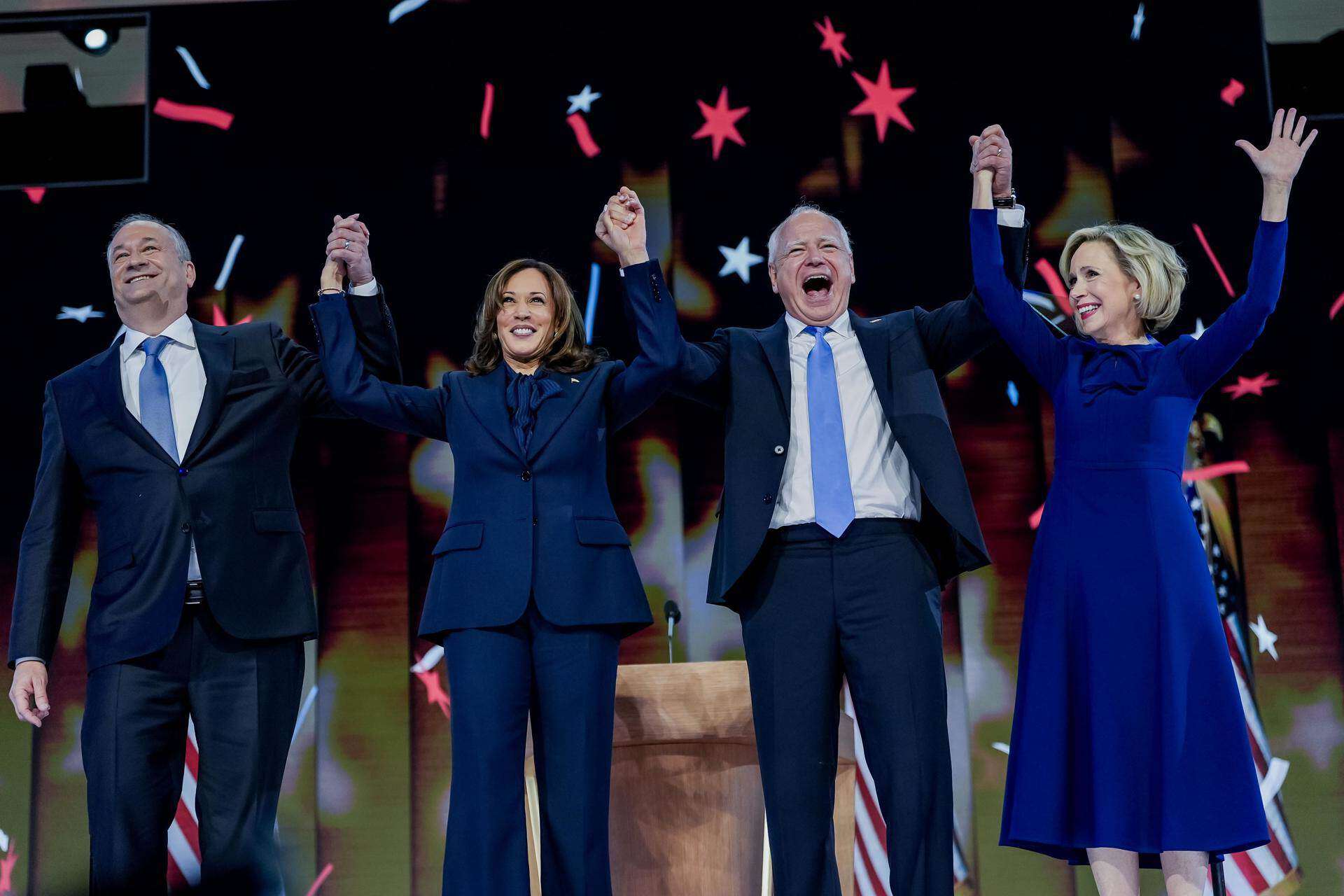 La candidata presidencial demócrata Kamala Harris (2-L), junto con el segundo caballero Doug Emhoff (L), el gobernador de Minnesota y candidato demócrata a vicepresidente Tim Walz (2-R) y su esposa Gwen Walz.