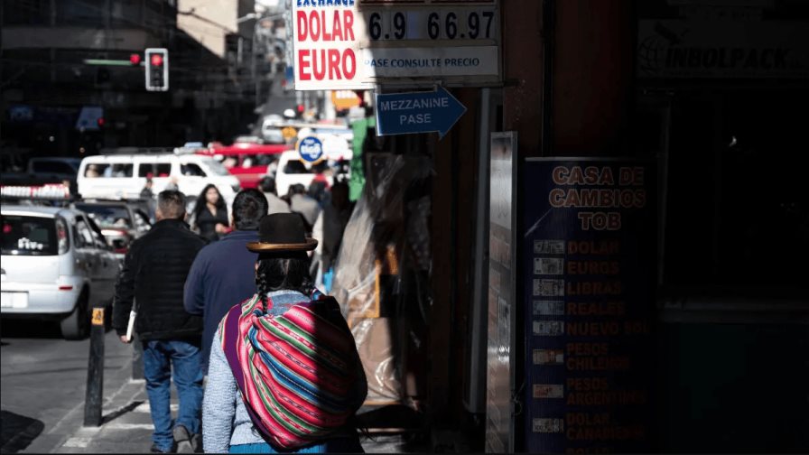 La escasez de dólares y carburante se agudiza en Bolivia