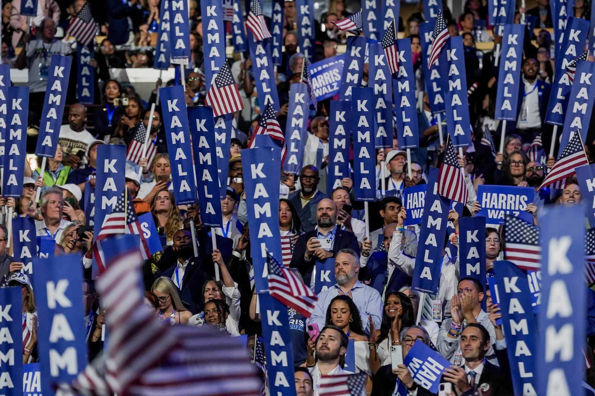 Los delegados escuchan a la candidata presidencial demócrata y vicepresidente estadounidense Kamala Harris hablar durante la última noche de la Convención Nacional Demócrata (DNC) en el United Center en Chicago, Illinois, EE. UU., el 22 de agosto de 2024.