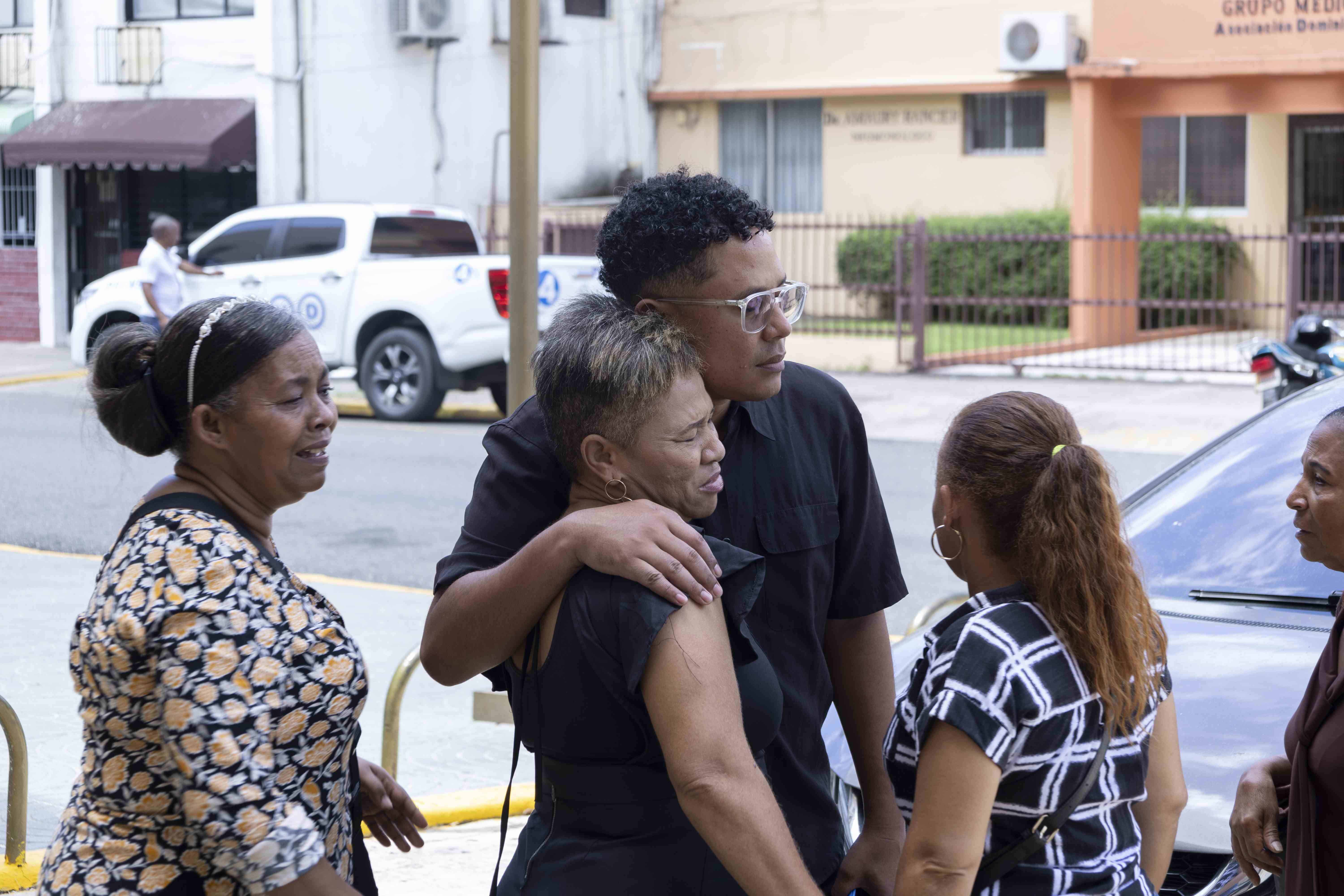 Familiares de la victima se dan apoyo tras la audiencia. 