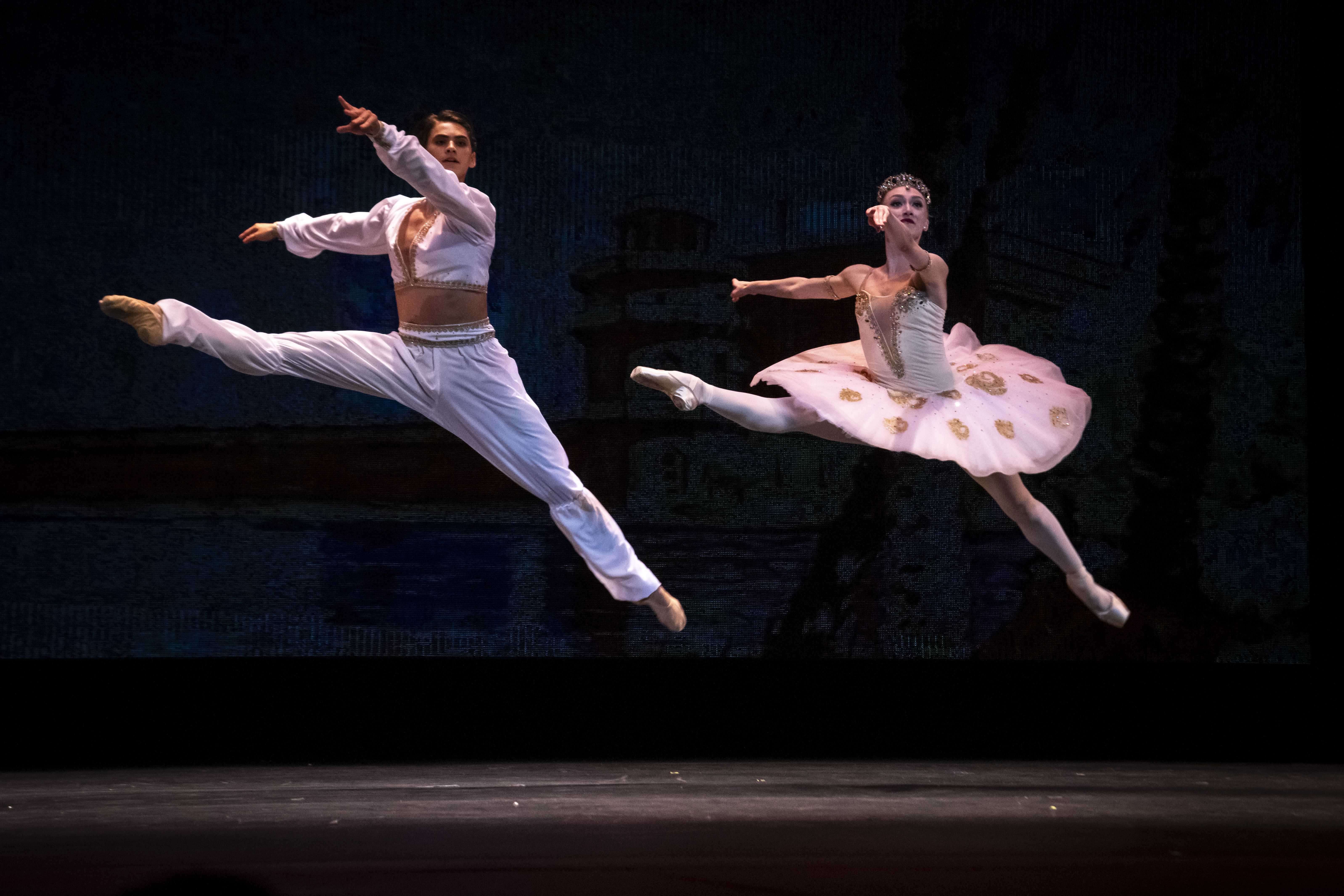 Los magníficos Anastasia Smirnova y Makar Mikhalkin, en el ballet de La Bayadera (pas d´ action).