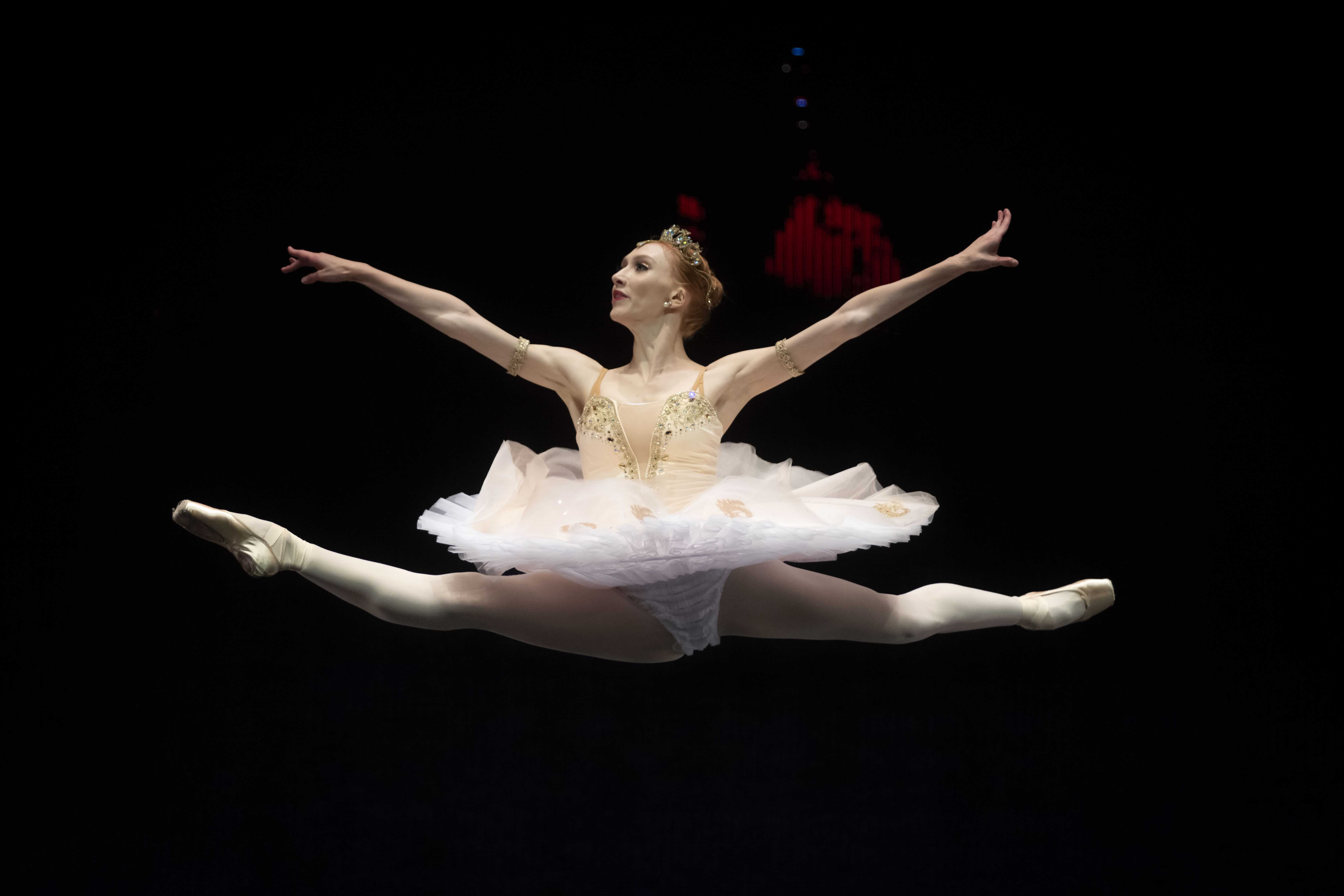 Anastasia Viktorovna Smirnova es primera solista del Teatro Mikhailovsky (San Petersburgo) y ha ganado el Concurso Internacional de Artistas de Ballet Vaganova Prix (2018) y el concurso Internacional de Artistas de Ballet de Moscú (2022).  En la foto se muestra a la bailarina haciendo un saut de chat en su variación del pas d´ action de La Bayadera.