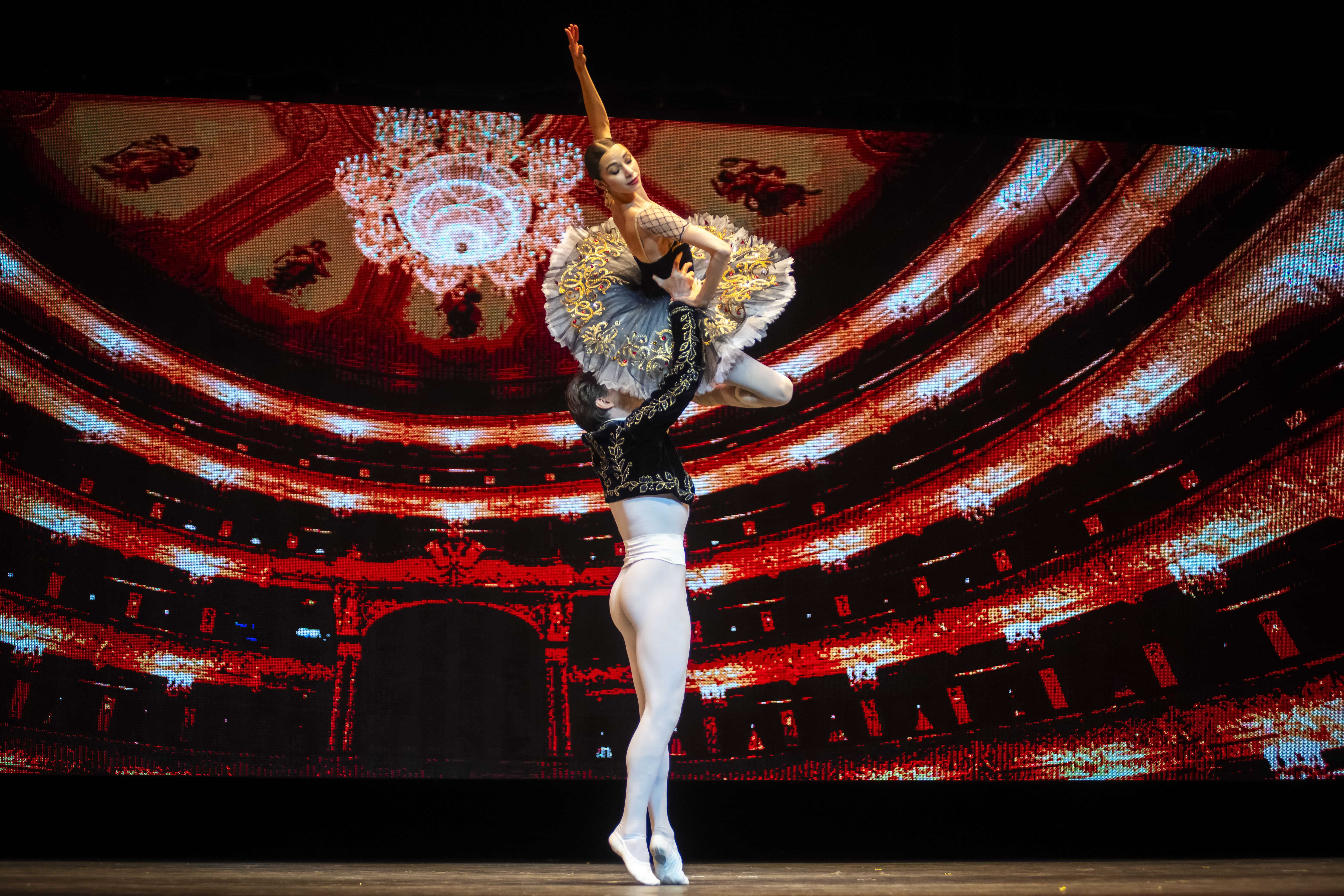 Don Quijote (Grand pas de deux del tercer acto)  con la coreografía de Alexander Gorsky y basada en la obra de Marius Petipa estuvo protagonizada por Ksenia Shevtsova y Vladimir Shklyarov.