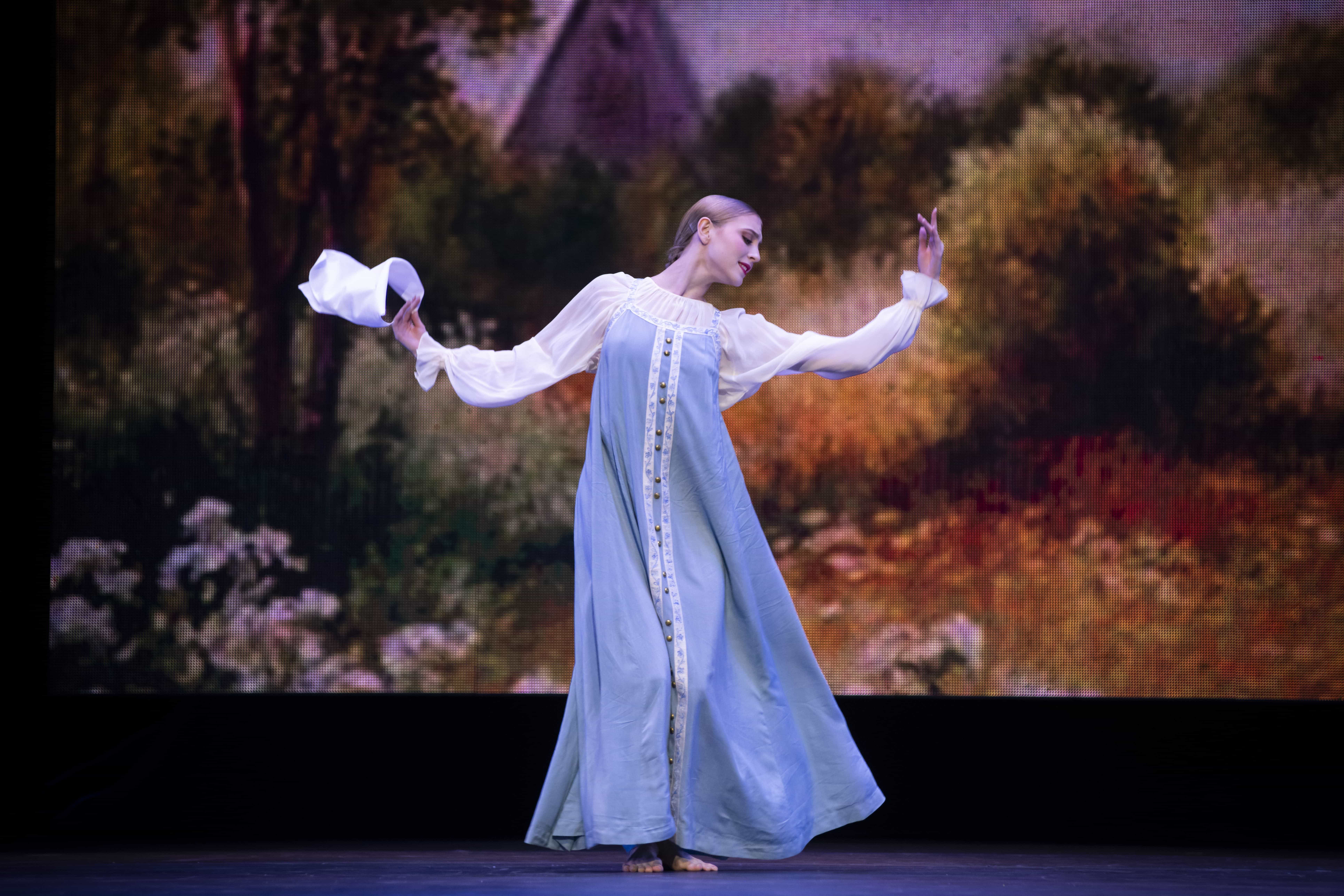 Russkaya es una obra que explora la historia y el patrimonio cultural de Rusia. En la función, la bailarina Valeria Kuznetsova, solista del Teatro Mariinsky, ejecutó un solo de este tradicional ballet ruso.