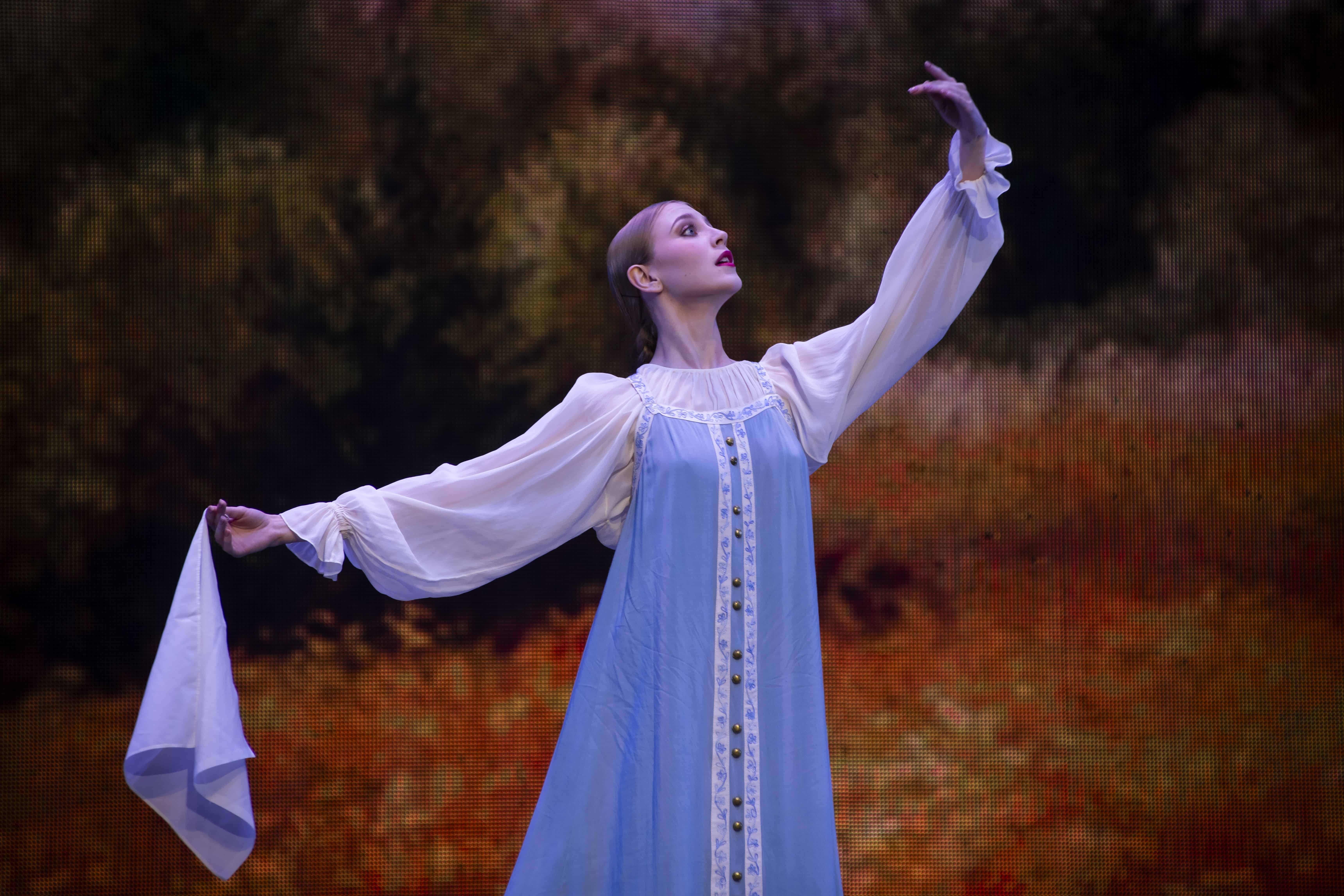 Russkaya es una obra que explora la historia y el patrimonio cultural de Rusia. En la función, la bailarina Valeria Kuznetsova, solista del Teatro Mariinsky, ejecutó un solo de este tradicional ballet ruso.