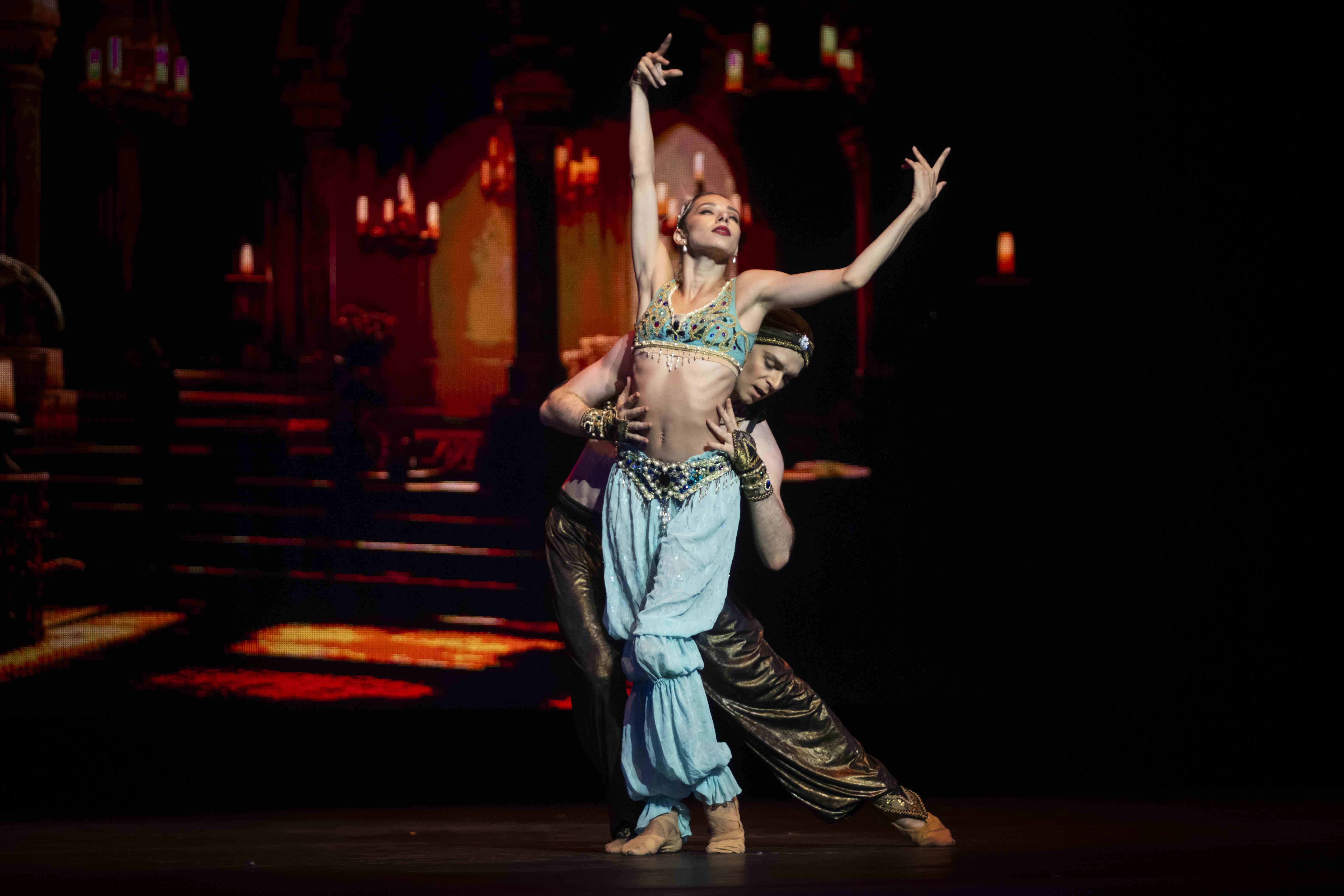 Kseniia Shevtsova y Vladimir Shklyarov en el paso a dos de "Zobeida y el Esclavo Dorado" del ballet Scheherezade.