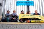 Greta Thunberg y otros activistas tratan de bloquear una planta de gas y petróleo en Noruega