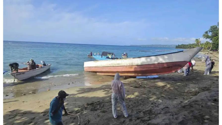 Barco africano hallado en RD salió con 77 migrantes a bordo, cuatro de ellos menores