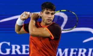 Alcaraz frena la reacción de Hurkacz y disputará su primera final bajo techo