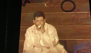 Manny Cruz "se tira" del escenario para cantar con el público que asiste al "Historia Tour"