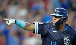 Pérez y Renfroe batean vuelacercas de 2 carreras y Reales derrotan a Filis