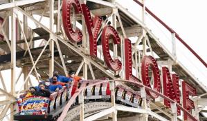 Cierran montaña rusa de Coney Island luego que quedó paralizada