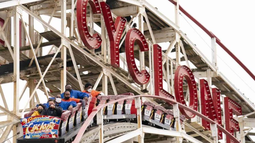 Cierran montaña rusa de Coney Island luego que quedó paralizada