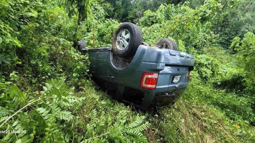 Hombre resulta herido tras volcarse vehículo que conducía en carretera Hato Mayor