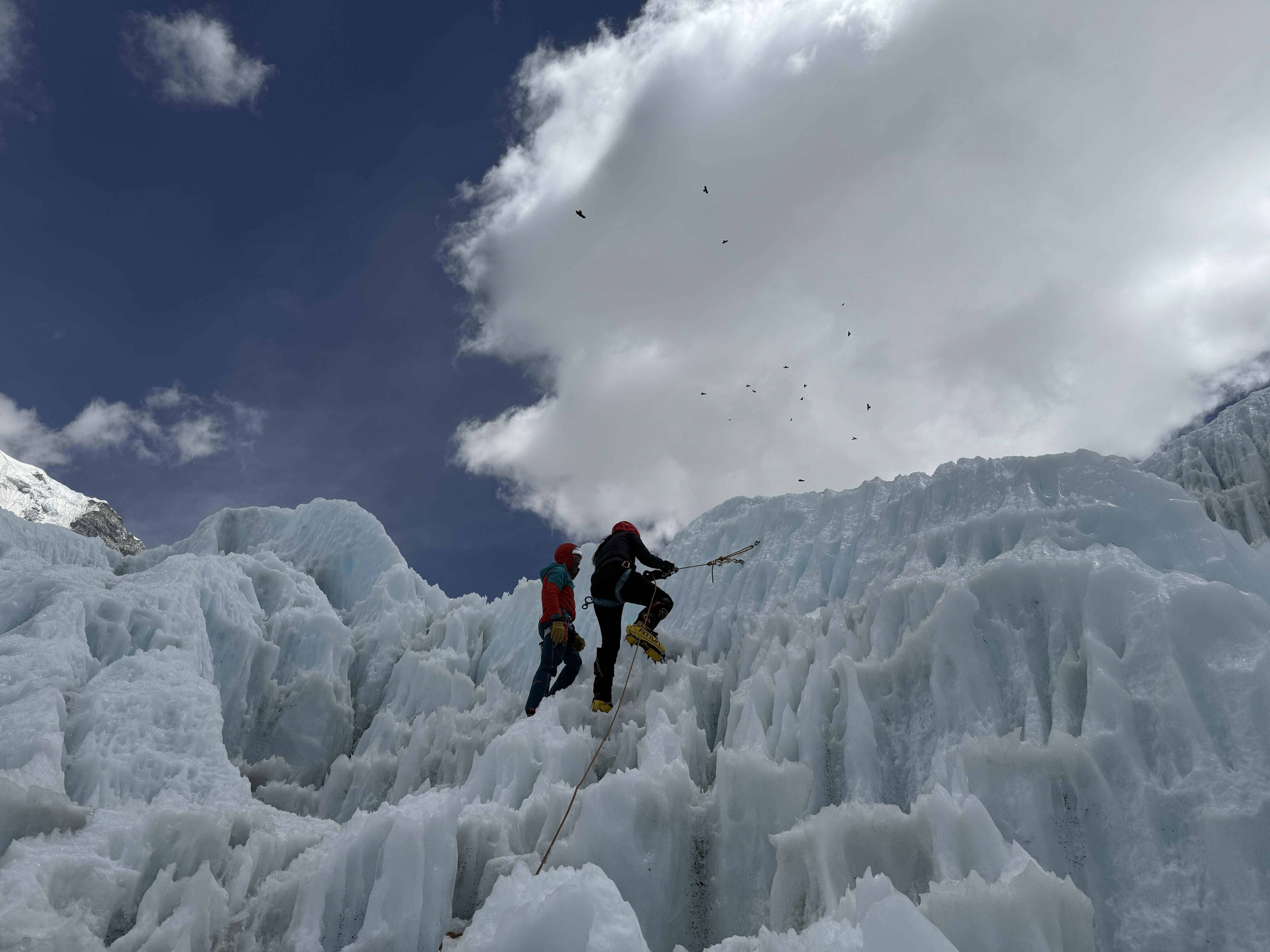 Thais Herrera entrenando en las paredes de hielo verticales junto a Paul Guerra.