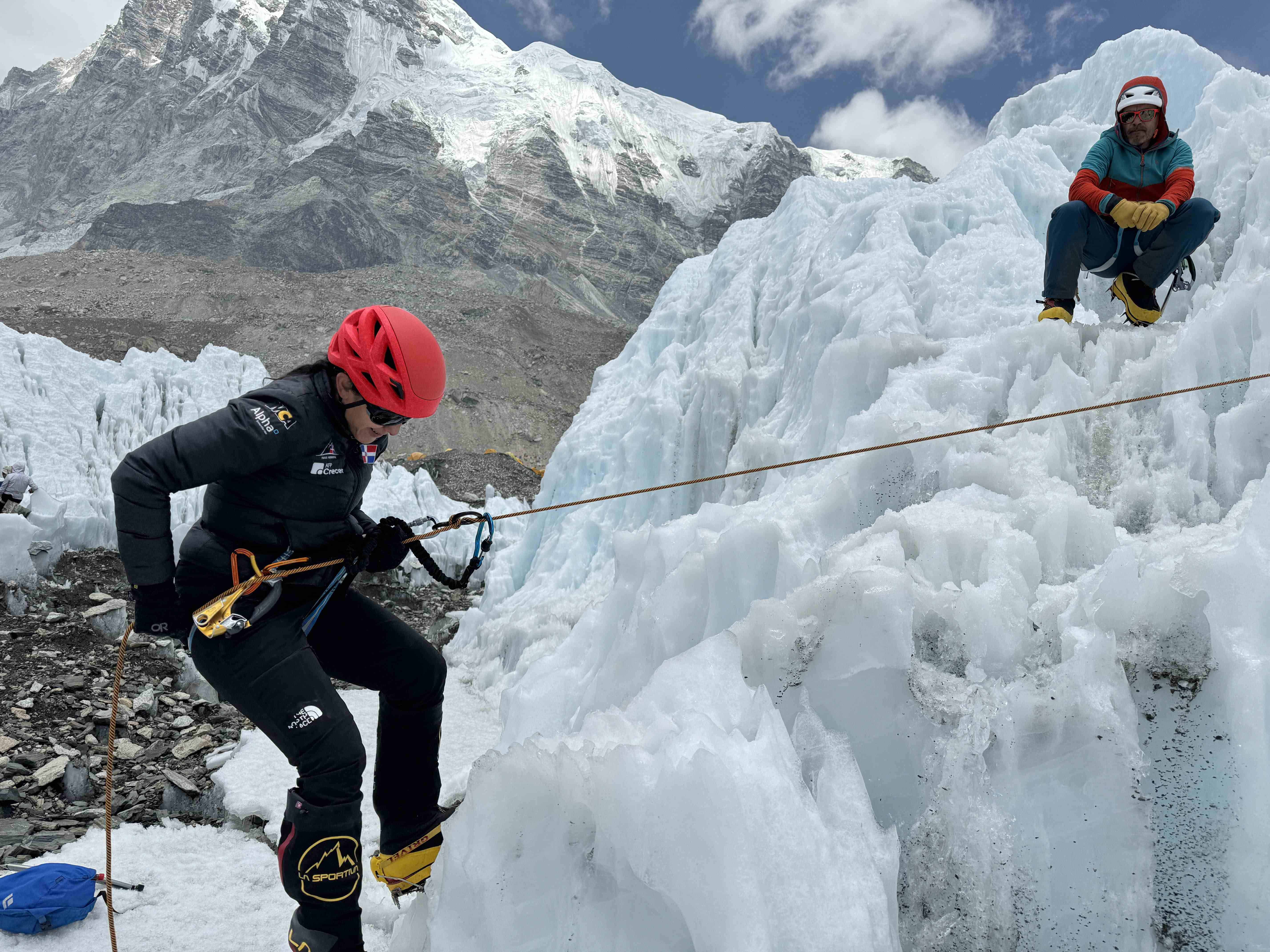 Thais Herrera entrenando en las paredes de hielo verticales junto a Paul Guerra.