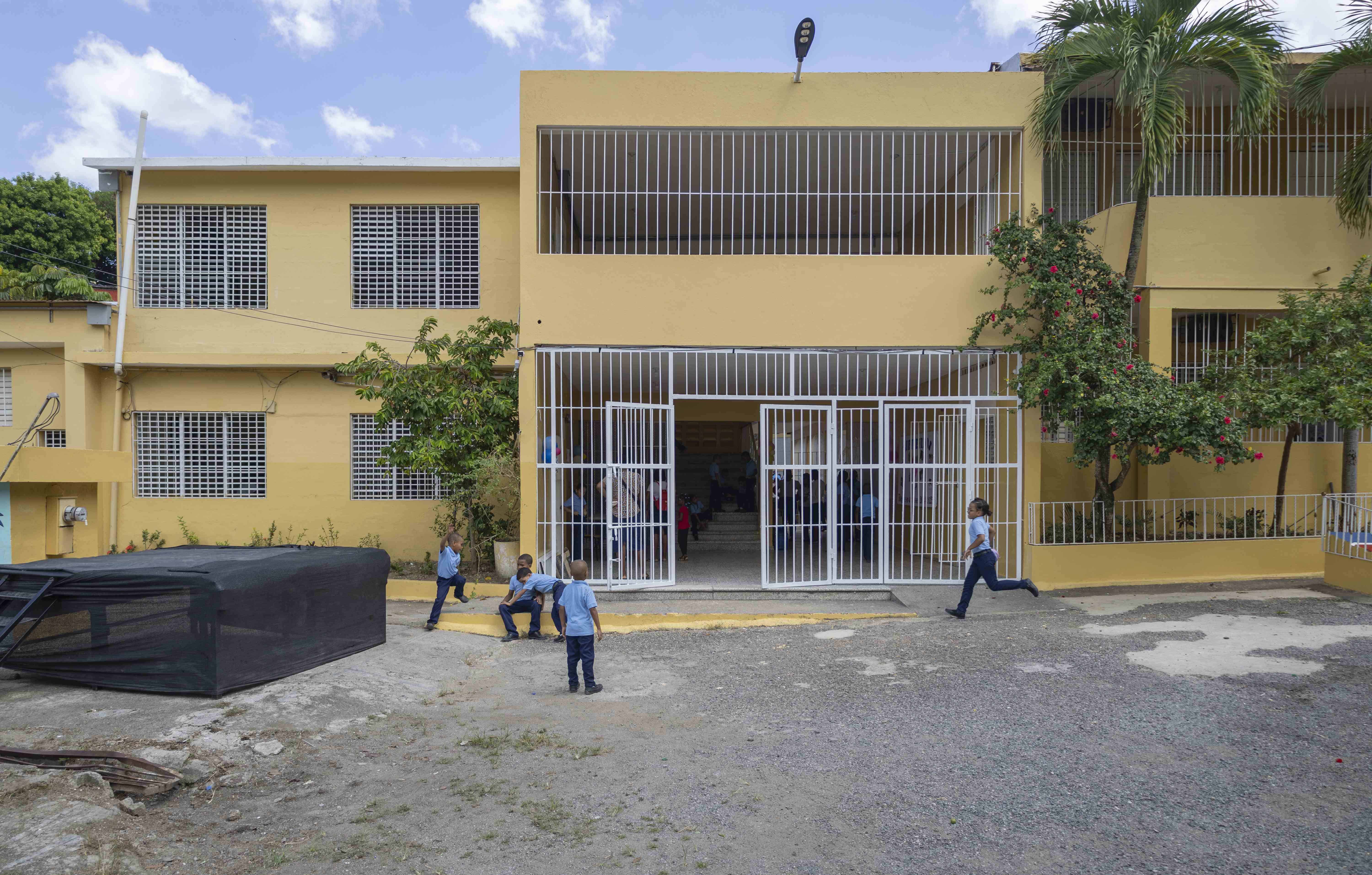 Fachada de la Escuela Primaria Aruba. 