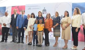 Con siembra de árbol, la vicepresidenta deja iniciado el año escolar 2024-2025 en Santiago