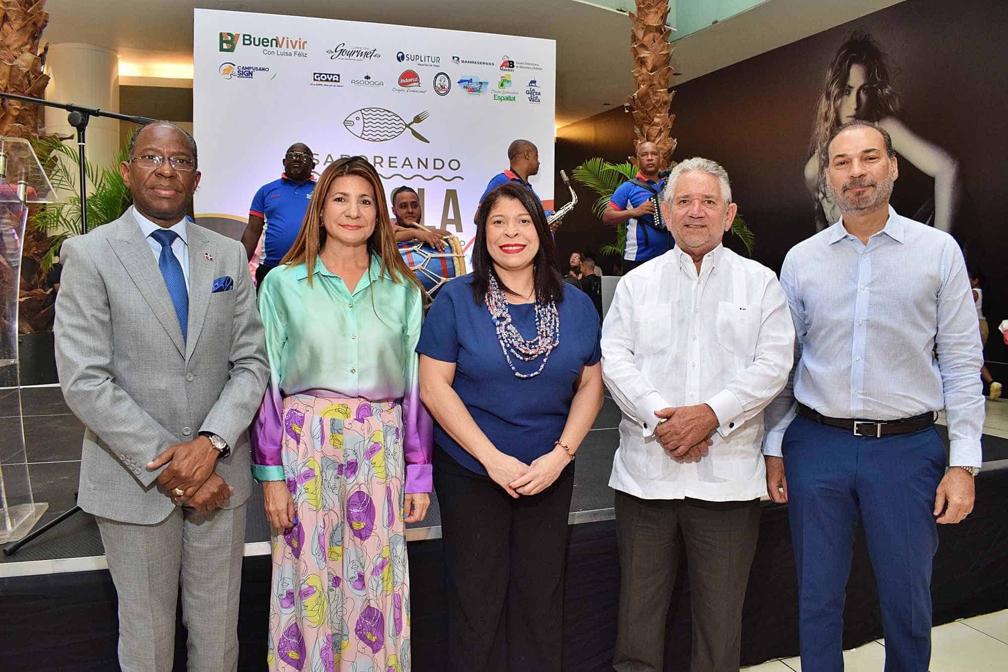 Carlos Peguero, Luisa Feliz, Keren Cirineo, Roberto Henríquez, viceministro de Turismo, y Omar Cepeda.