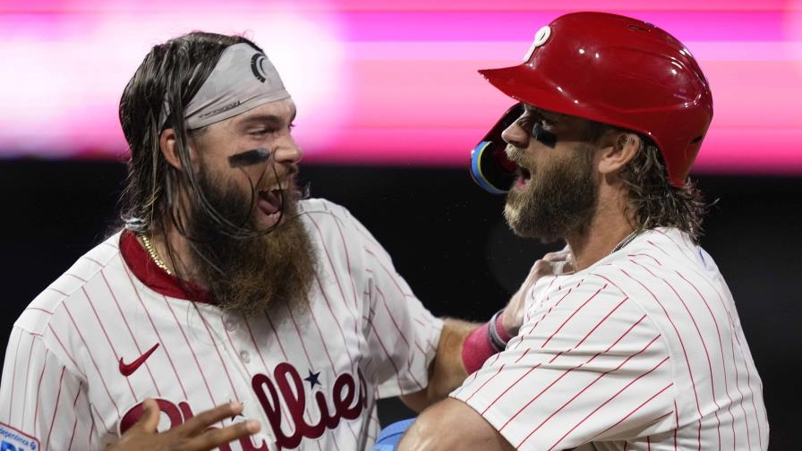 Filis ganan con imparable de Harper en el 10ma entrada ante Hader para superar a los Astros