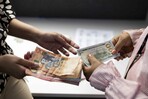 El dólar continúa su depreciación frente al peso y cotiza por debajo de los RD$60 El dólar continúa su depreciación frente al peso y cotiza por debajo de los RD$60