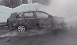 Una yipeta se incendia tras la caída de un cable eléctrico en Santo Domingo Este