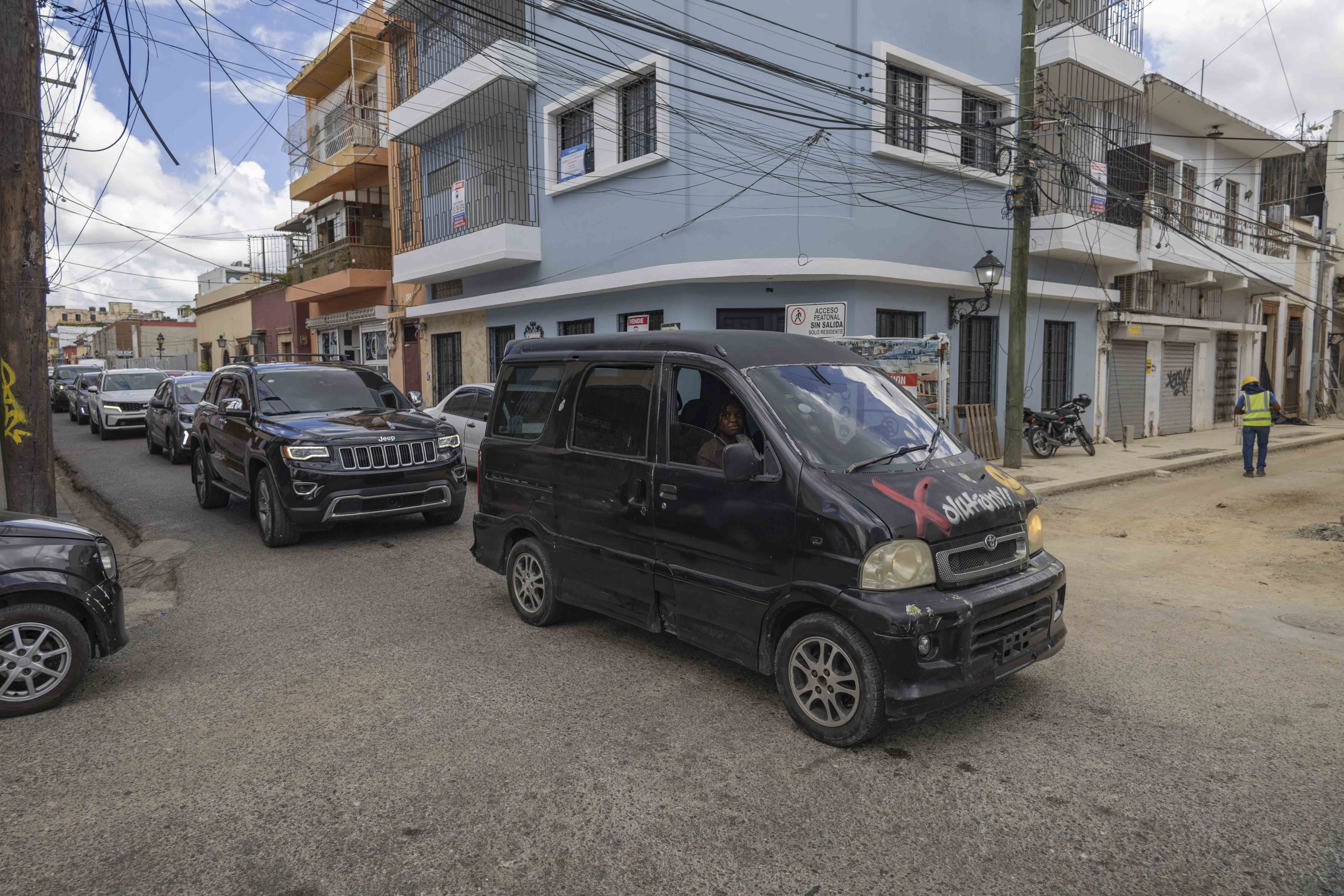 En Ciudad Colonial faltan espacios para estacionarse.