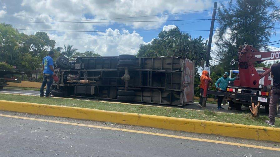 Hombre resulta herido luego que se volcara camión en El Seibo