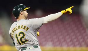 Atléticos pegan 3 jonrones en las postrimerías para superar a Rojos