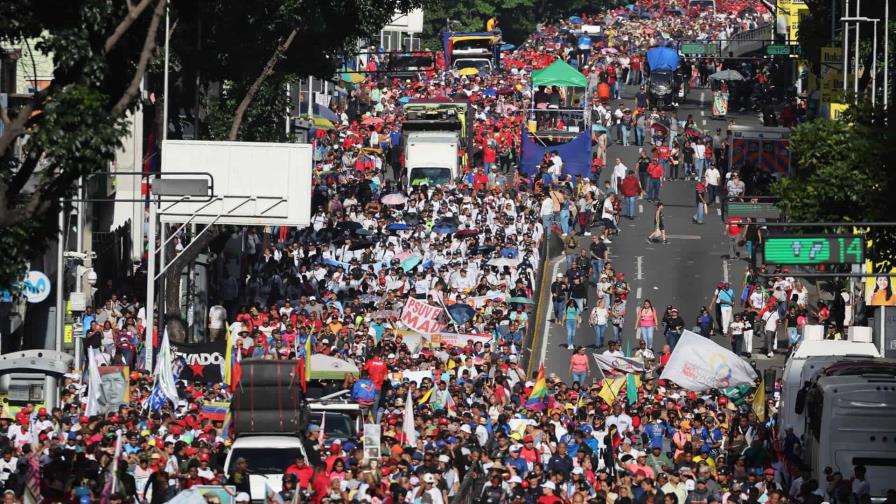 Chavistas y opositores se manifiestan en regiones de Venezuela tras un mes de los comicios