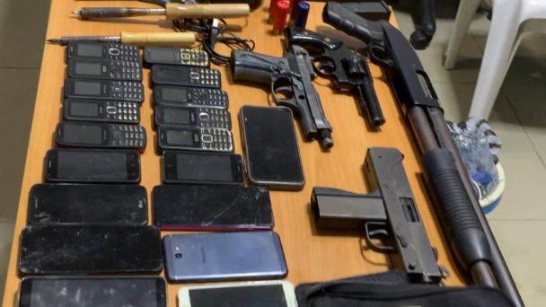 Policía realiza otro allanamiento y ocupa armas de guerra y drogas en casa en La Romana
