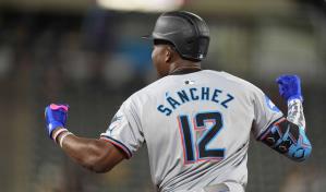 Con jonrón de Sánchez, Marlins anotan 5 en la novena y se imponen 9-8 a Rockies