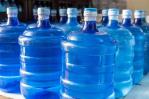 Asoproagua implementará ajuste de 5 pesos al precio del agua embotellada en Santo Domingo Norte