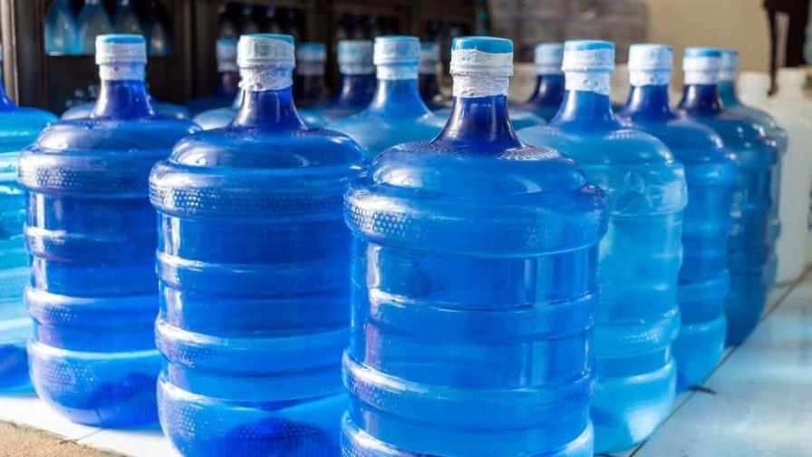 Asoproagua implementará ajuste de 5 pesos al precio del agua embotellada en Santo Domingo Norte