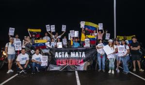 Venezolanos en RD se movilizan a pesar de lluvia en reclamo de presentaci&oacute;n de actas electorales