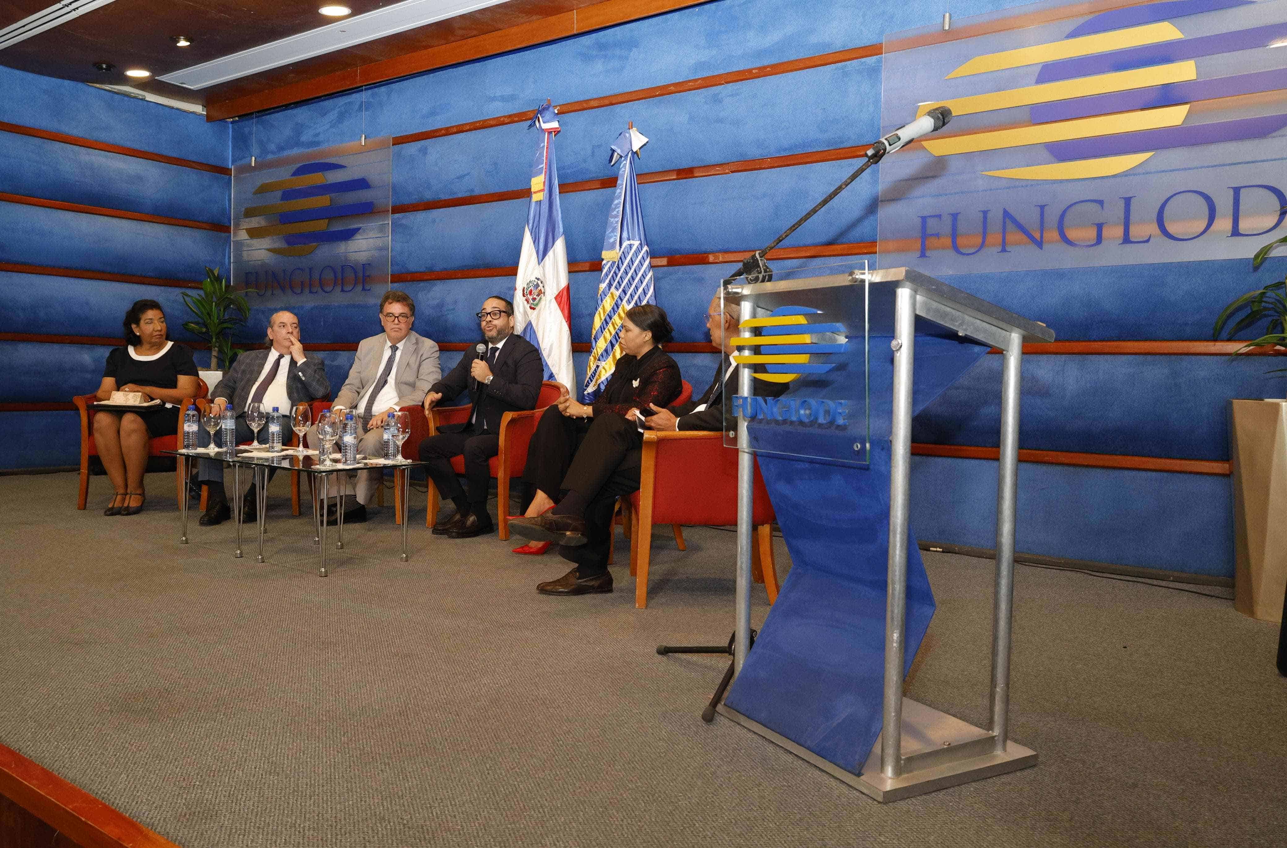 Participantes en el panel sobre la reforma constitucional. 