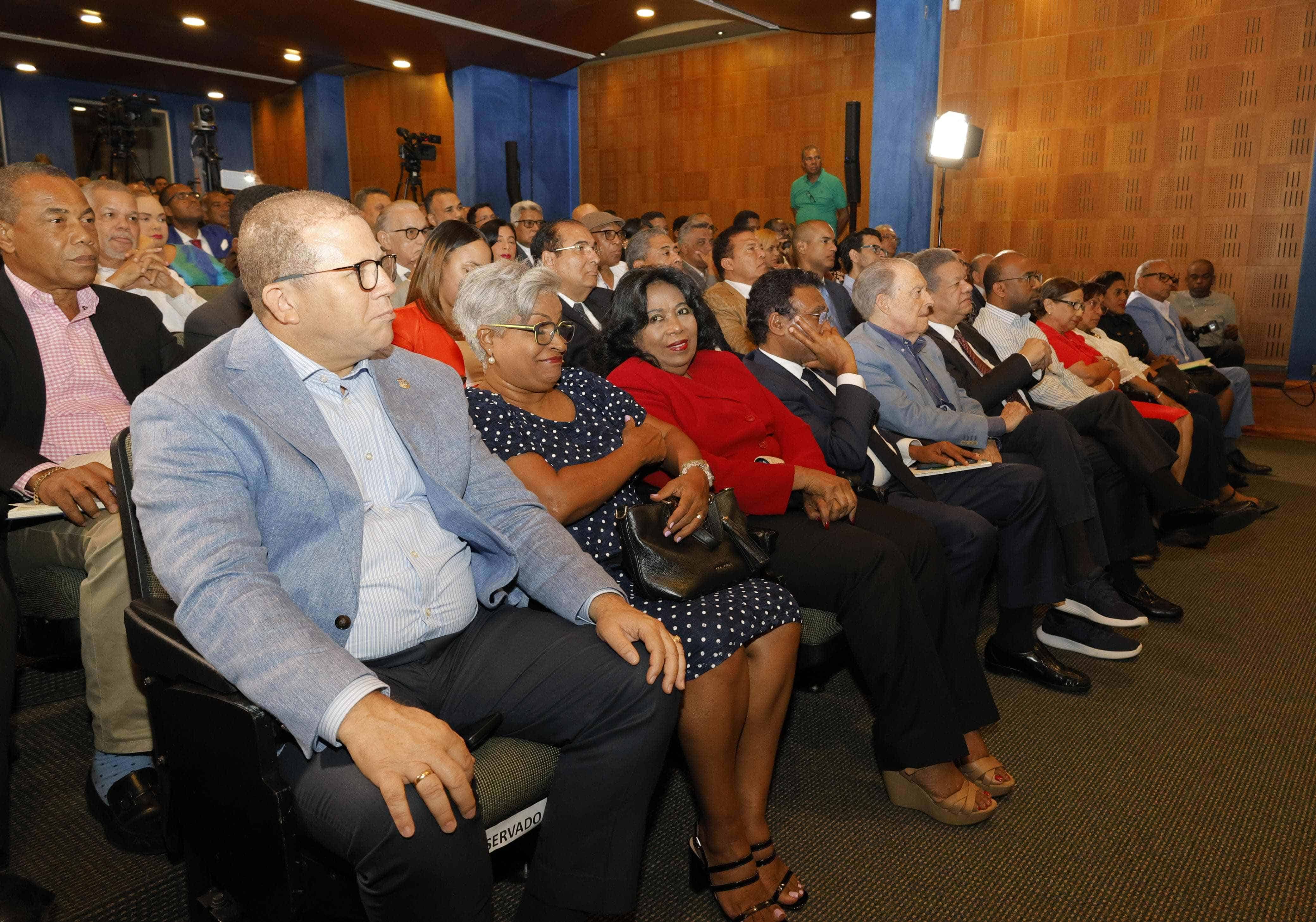 Público que asistió al panel sobre la reforma constitucional. 