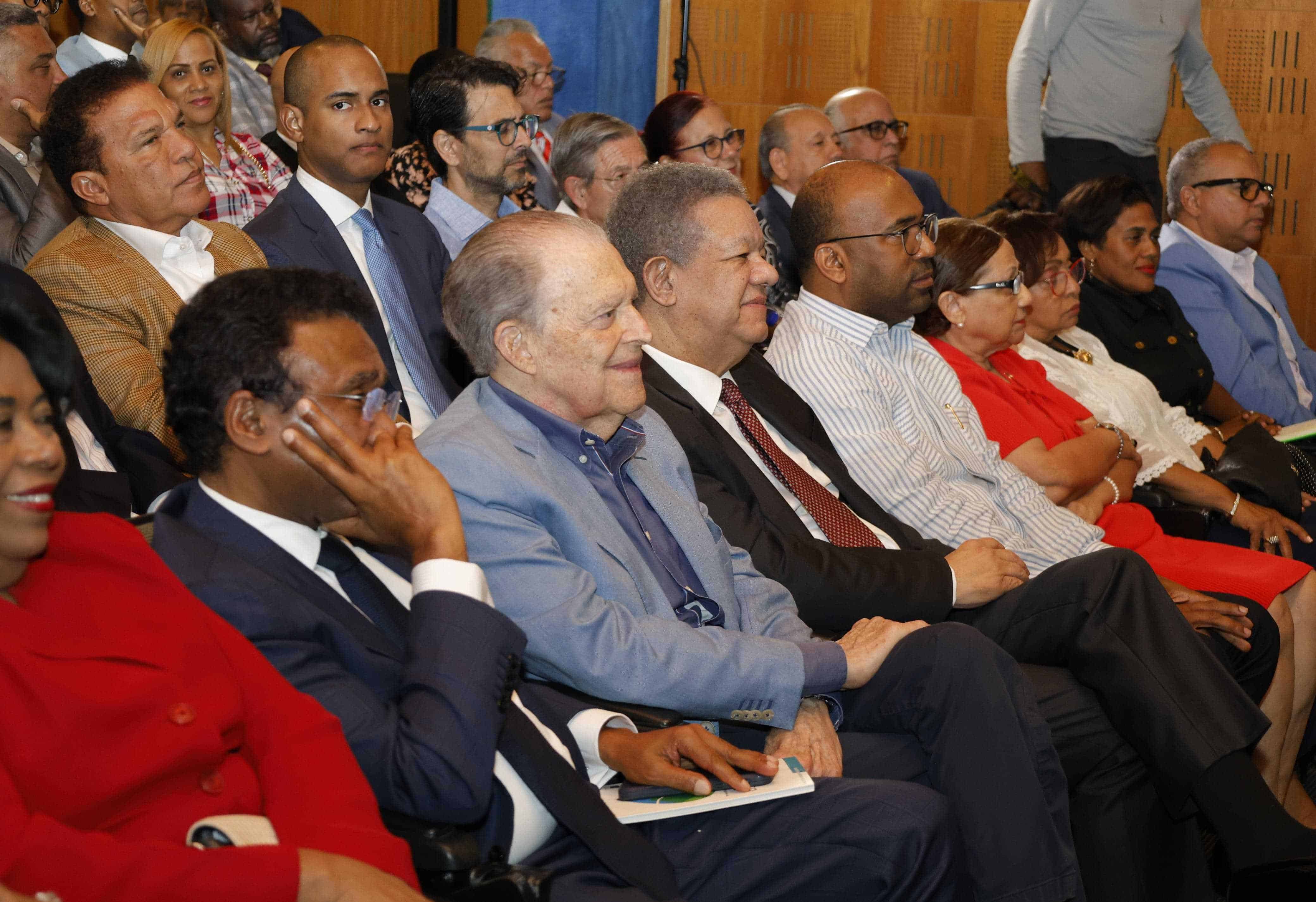 El presidente de Funglode y exgobernante del país, Leonel Fernández, junto a invitados al panel sobre la reforma constitucional.