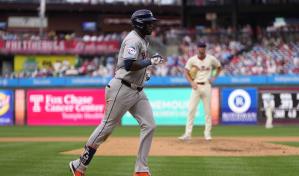 Álvarez batea 3 jonrones y Astros vapulean a Filis