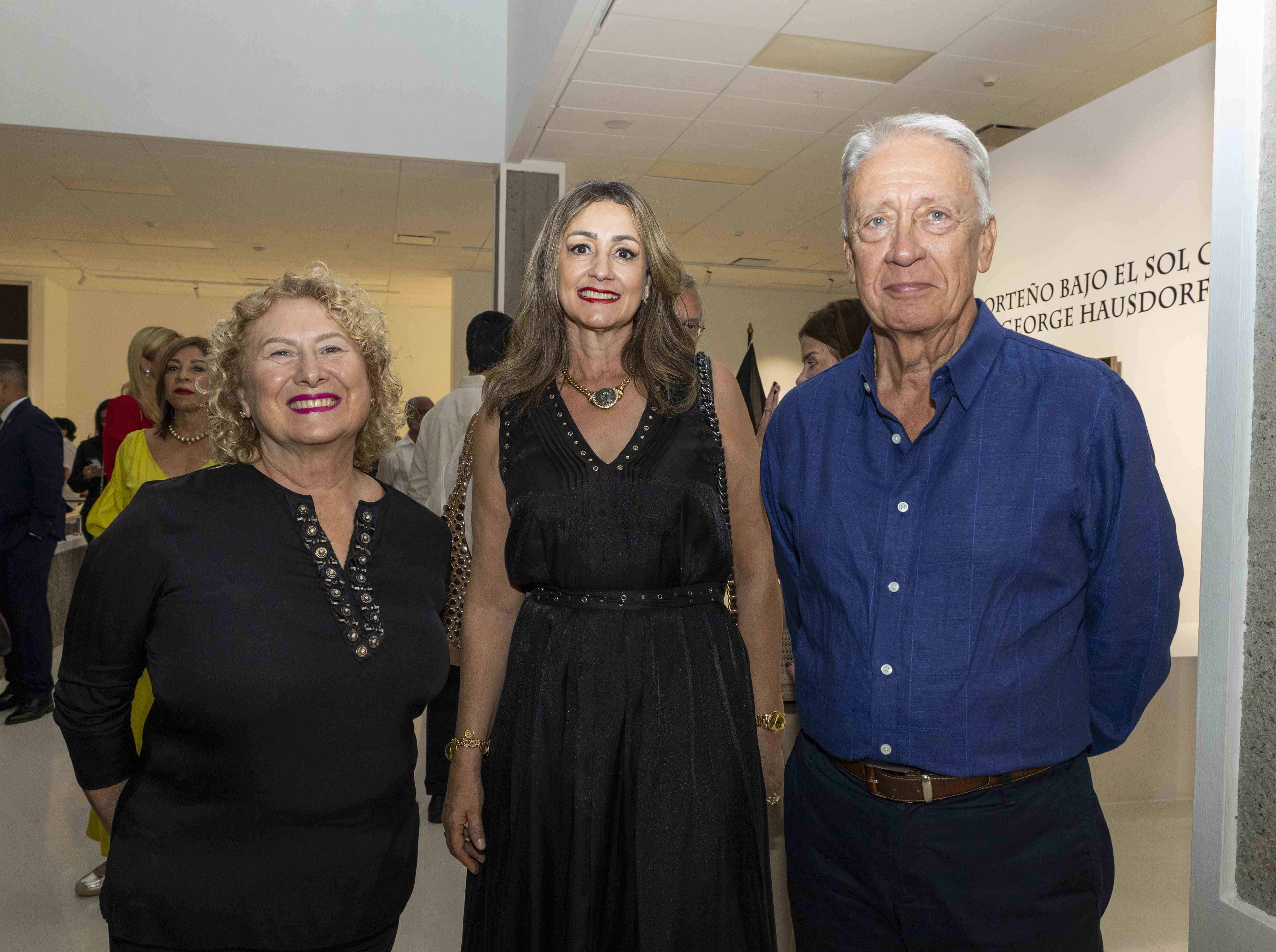 Rosario Bonarelli de Varela, Nancy Tavarez de Báez y Fernando Varela.