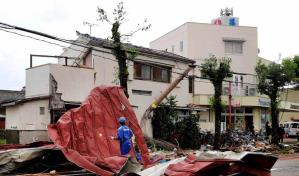 Un tifón extremadamente potente toca tierra en Japón, varios muertos
