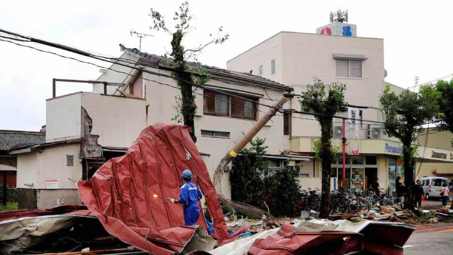 Un tifón extremadamente potente toca tierra en Japón, varios muertos