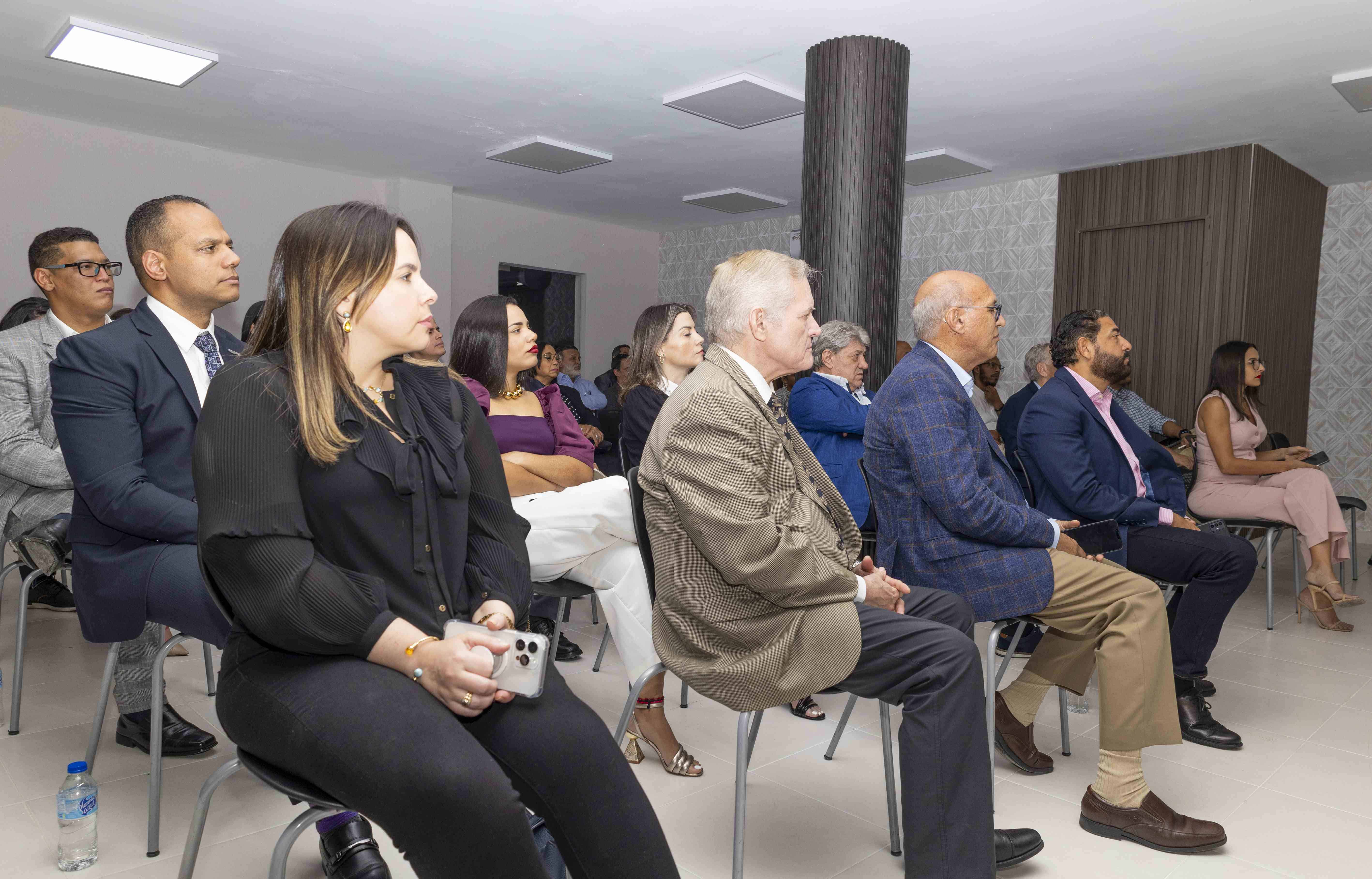 Asistentes a la presentación de la ANEIH.