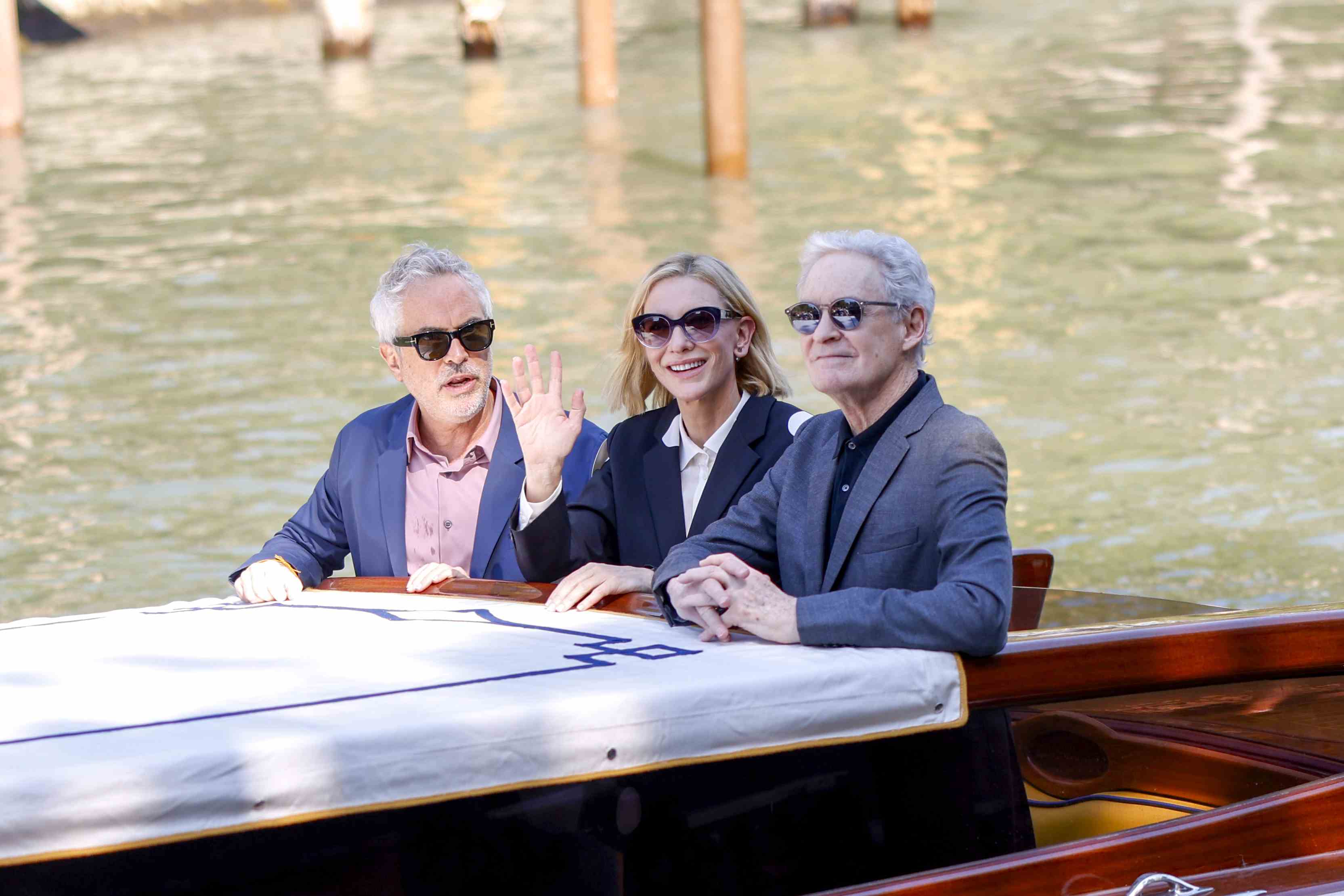 El director Alfonso Cuarón, de izquierda a derecha, Cate Blanchett y Kevin Kline a su llegada a la conferencia de prensa de la serie de televisión 'Disclaimer' durante la 81ª edición del Festival de Cine de Venecia en Venecia, Italia, el jueves 29 de agosto de 2024.